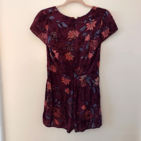 Urban Outfitters Kimchi Blue Burgundy Wine Anita Floral V-neck Romper Size 6 - Picture 6 of 8